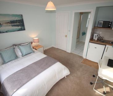 1 bedroom in a house share to rent - Photo 2