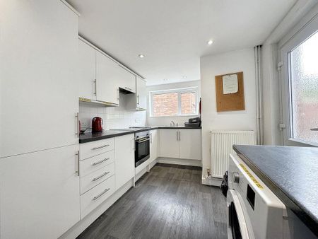4 bedroom terraced house to rent - Photo 5