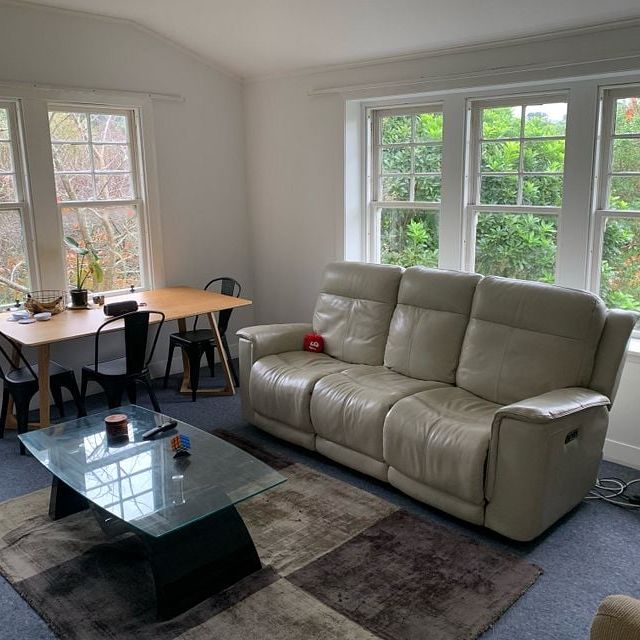 Charming 3 bedroom Kelburn Flat with Garden - Photo 1