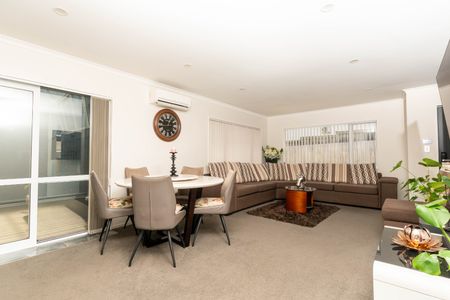 Stunning modern family home - Photo 2