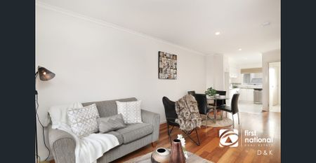 Stylish Three-Storey Townhouse in Prime Location! - Photo 5