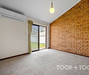 Charming & Cozy Townhouse Living in the Heart of Brompton - Photo 4