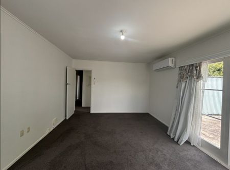 Available NOW - 3 Bedrooms School Zone, Recently Renovated - Photo 3