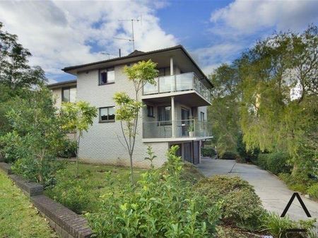 Modern apartment in sought after location - Photo 3