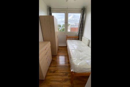 Room in a Shared Flat, Hersham Close, SW15 - Photo 4