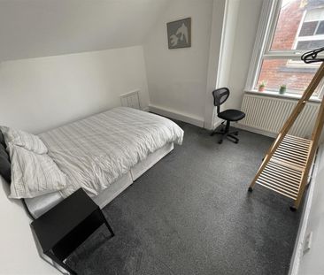 St Michael`s Terrace, Headingley, LS6 3BQ, Leeds - Photo 4