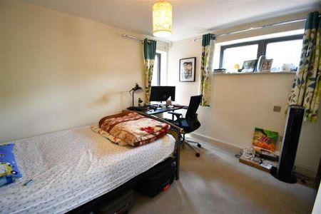 Hitcham Court, Station Approach, Woodside, N12 - Photo 3