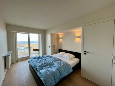 Volledig gerenoveerd en gemeubeld appartement met frontaal zeezicht - Photo 5