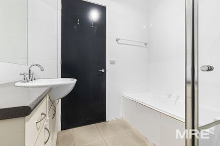 Bright, spacious, peaceful and central! - Photo 4