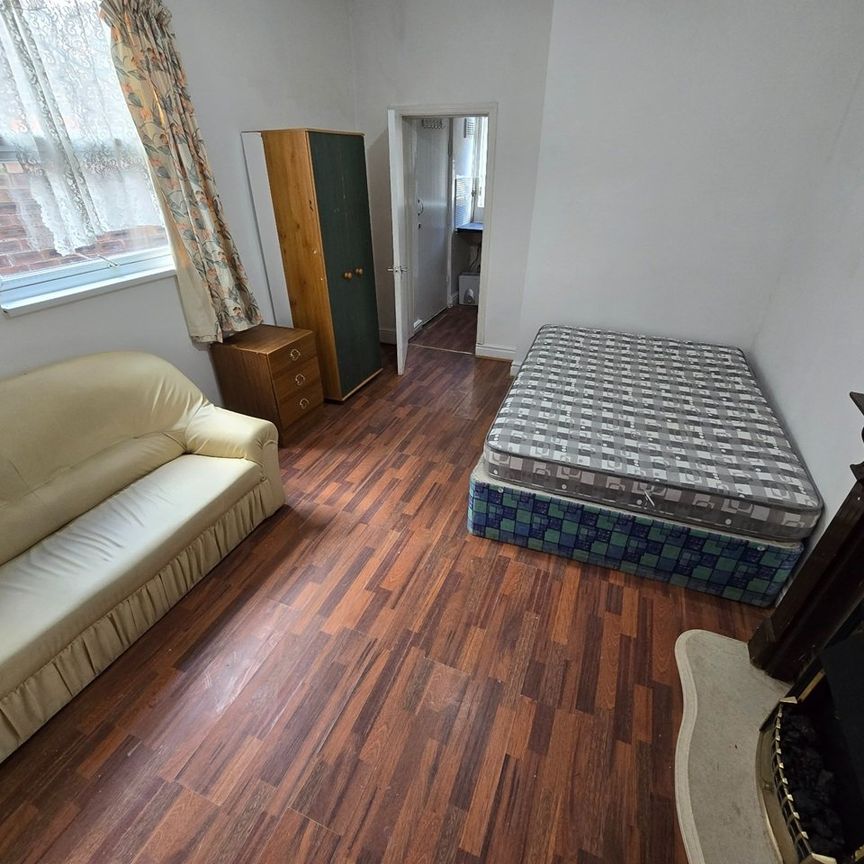 Studio Flat, Sheil Road, L6 - Photo 1