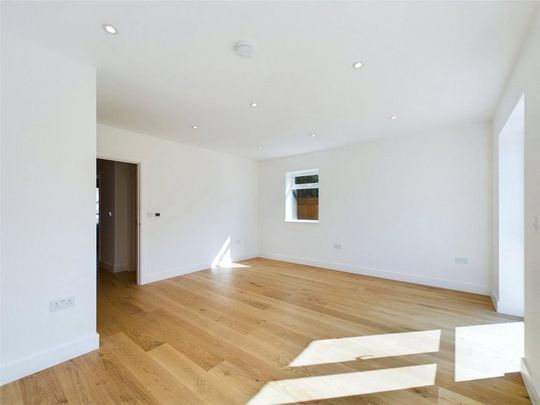 4 bedroom end of terrace house to rent - Photo 1