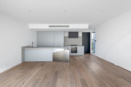 Stylish Townhouse - Photo 2