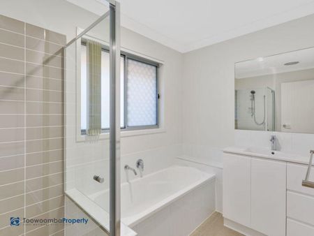 Large Spacious Family Home, Perfectly Placed, what an opportunity! - Photo 5
