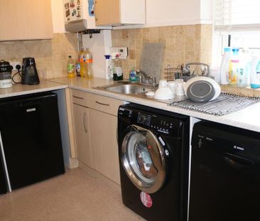 1 bedroom in a flat share to rent - Photo 5