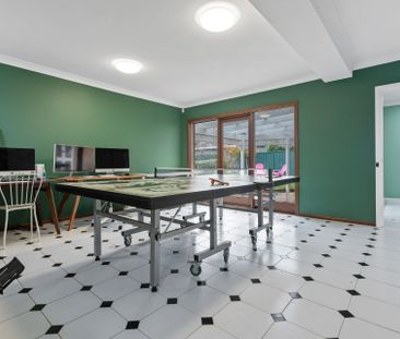 EXPANSIVE FAMILY LIVING WITH ESCARPMENT VIEWS & ENTERTAINER'S APPEAL - Photo 1