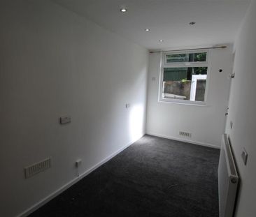 3 bedroom end of terrace house to rent - Photo 5