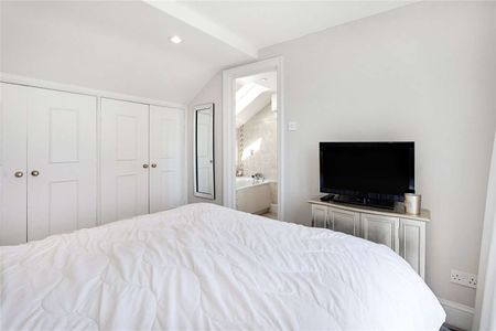 SHORT LET A spacious and well-presented two bedroom, two bathroom split level flat in Fulham - Photo 4