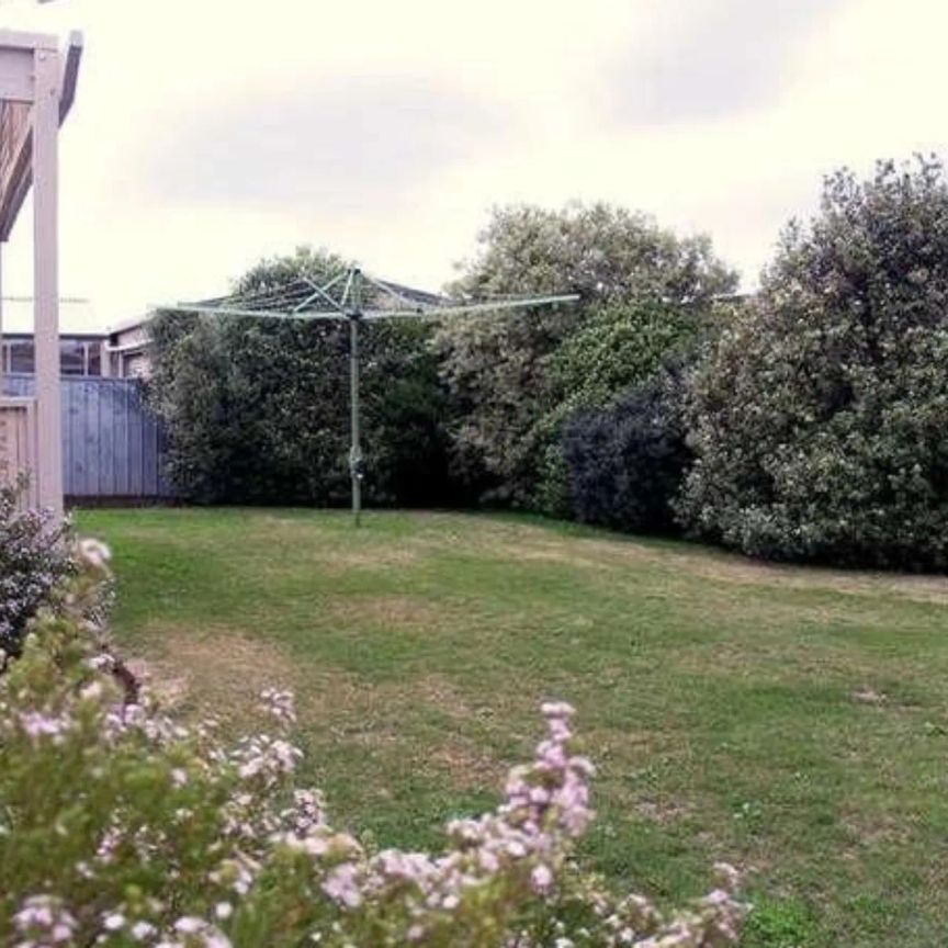 Charming 3-Bedroom Home on a Generous 552 m² Block – Ideal for Comfortable Family Living - Photo 1