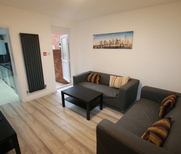 6 Bed Terraced House, Grange Avenue, RG6 - Photo 2