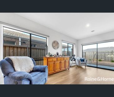Low maintenance & Location - Photo 3
