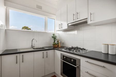 Spacious Sunny Living! - Photo 2