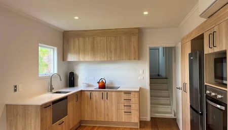 Recently renovated one bedroom flat in Epsom. - Photo 4