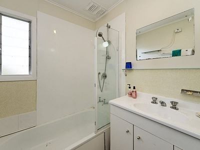 Charming 3BR Home with Garden Oasis - Bills Inc. - Photo 3