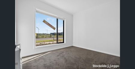 Stylish 4 BedroomTownhouse in Prime Grand View Location! - Photo 2