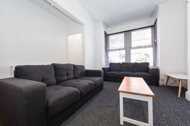 Burchett Grove, Woodhouse, Leeds - Photo 1