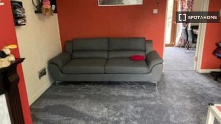 Room for rent in 3-bedroom apartment in Beaumont, Dublin - Photo 2