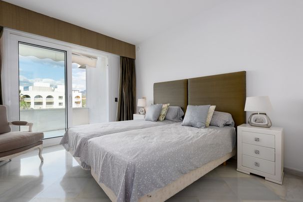Apartment in Puerto Banús, Costa del Sol - Photo 1