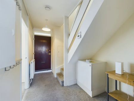 4 bedroom flat in London - Photo 3