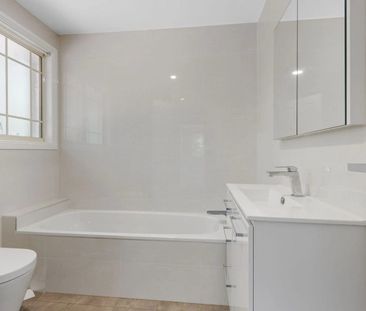 Stunning Townhouse - Photo 5