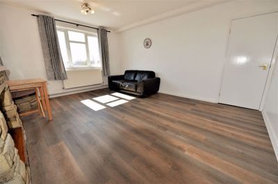 2 bedroom Flat in Queenswood Drive, Leeds - Photo 1