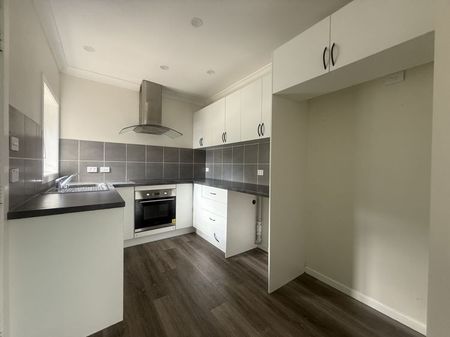 Modern 2-Bedroom Granny Flat in Quiet Ambarvale Cul-de-sac - Photo 4