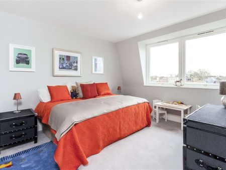 A superbly located new four bedroom house with parking - Photo 4