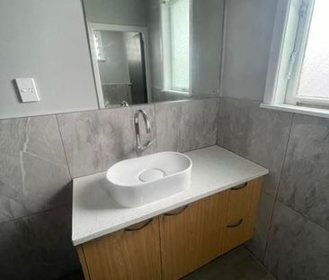 Renovated 3 bedroom home - Photo 6