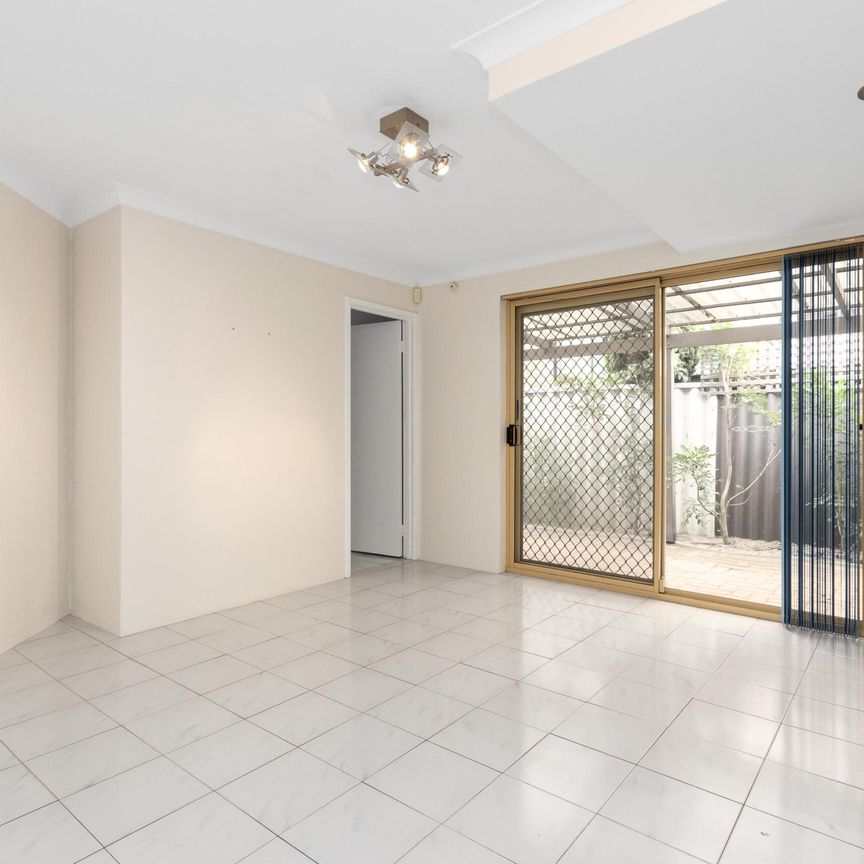 FANTASTIC 3 BEDROOM 2 BATHROOM TOWNHOUSE IN SOUTH PERTH! - Photo 1
