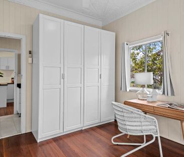 Charming 2-Bedroom House in the Heart of Moorooka - Photo 4