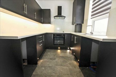 4 bedroom semi-detached house to rent - Photo 3