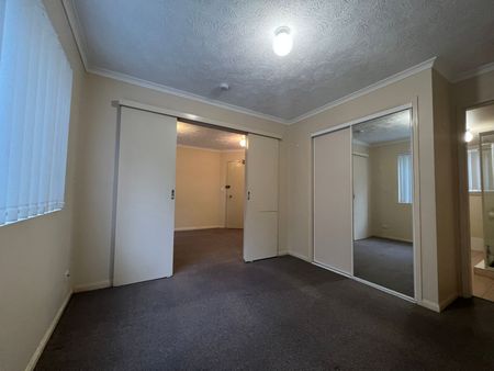 Ground Floor unit with air-con in great position! - Photo 2