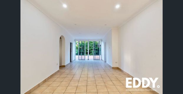 1351Sqm Enttertaining Home | 7 Mins Walk to Killara Station | Gordon East Public School | Lock-Up Garage | Renovated Kitchen | Brand New Carpet - Photo 1