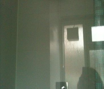 Studio Flat, Harling Court, SW11 - Photo 2