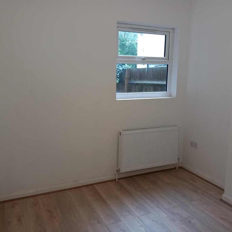3 bedroom end of terrace house to rent - Photo 1