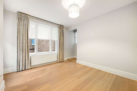 A recently refurbished first floor flat (with lift) in this period block on Sloane Square. - Photo 2