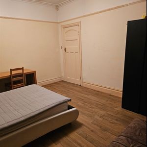 Room in a Shared House, Galpins Road, CR7 - Photo 2