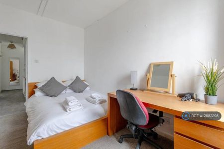 1 bedroom in a flat share to rent - Photo 3