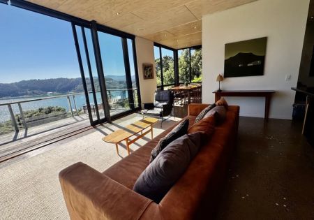 Elevated living with expansive harbour views - Photo 2