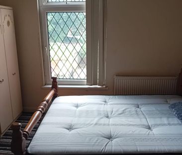 1 bedroom in a house share to rent - Photo 5