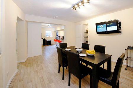 6 Bed Terraced House, Crescent, M5 - Photo 2